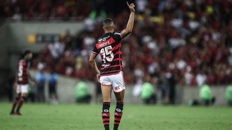 Flamengo encaminha saída de Fabrício Bruno para clube da Premier League