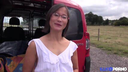 Une Milf Asiatique Se Fait Enculer A L Arriere De Sa Voiture