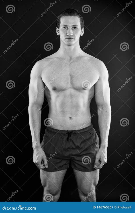 Hombre Muscular Con El Cuerpo Fuerte Deporte Y Aptitud Atleta O