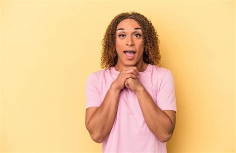 Jovem Transexual Latina Isolada Em Fundo Amarelo Orando Por Sorte