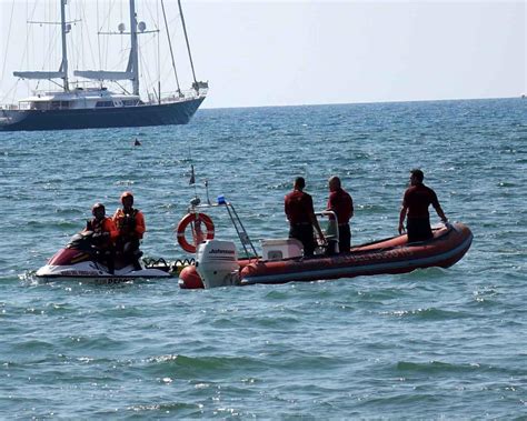 Ventenne si tuffa dal pedalò e non riemerge