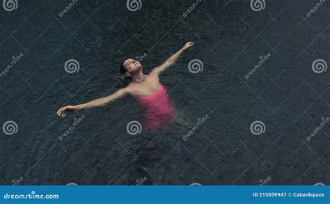 Mujer Joven En Bikini Rosa Flotando En La Parte Posterior En El Agua Oscura De La Piscina O El