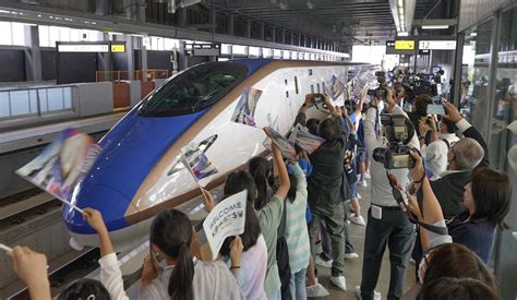 ホームで北陸新幹線出迎え 石川・小松駅で式典 - 産経ニュース