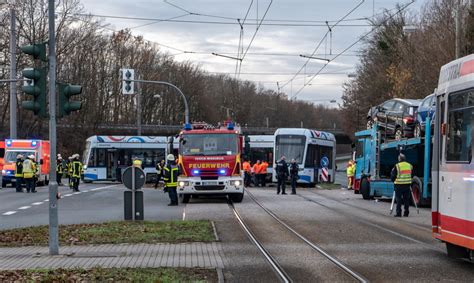 Verkehrsunfall zwischen LKW und Straßenbahn fordert 11 verletzte