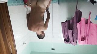 Sveltina In Bagno Con La MILF Zoccola AmaPorn