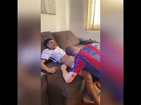 negro dotado comendo o branquinho em varias posições direito a dildo e mijada XVIDEOS