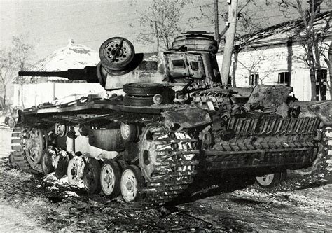 Подбитый немецкий танк Pz.Kpfw. III, оснащенный «восточными» гусеницами ...