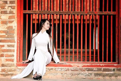 Hot girl xứ Nghệ đẹp rạng ngời trong tà áo dài