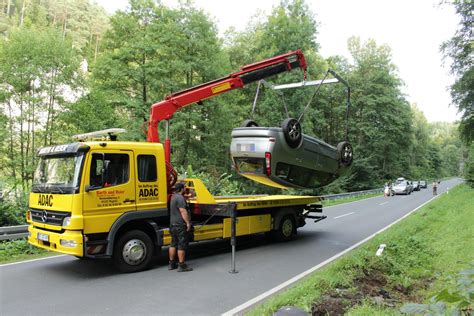 Pkw Berschl Gt Sich Auf B Und Landet Auf Dach Bildergalerie