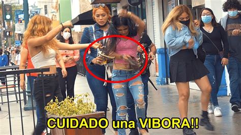 CUIDADO Una VIBORA Bromas En La Calle Bufones Net YouTube