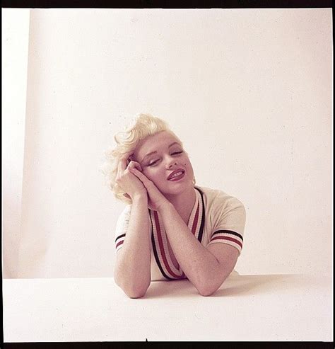 Connecticut V Sweater Par Milton Greene Divine Marilyn