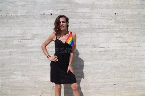 Jovem Latina E Transexual Em Fundo Cinza Segurando a Bandeira Do Orgulho Gay Sua Mão