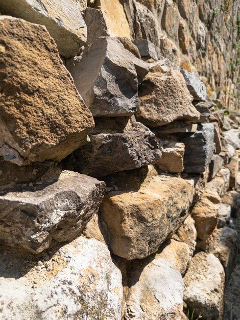 Muro De Piedra Construido A Partir De Piedras Grandes De Diferentes