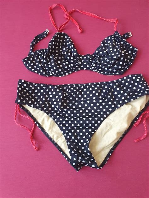 Sommer Bikini mit Pünktli Muster Grösse 42 B Gebraucht in Niederurnen für CHF 15 mit