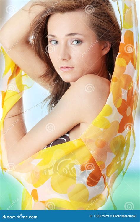 Donna Che Propone In Bikini Con Vento Immagine Stock Immagine Di Vita Ragazza 13357929