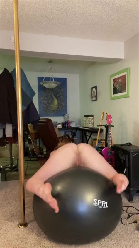 Twerking Naked On Her Yoga Ball Xxx Porn Video Perverttube