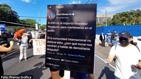 Salvadoreños protestan contra Nayib Bukele con pancartas de sus tuits