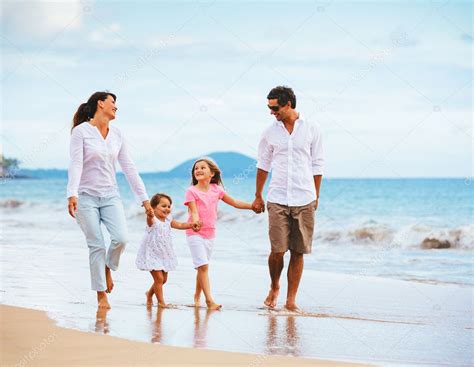 família caminhando na praia Fotografias de Stock EpicStockMedia