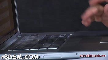 Belleza usa un casco de hierro durante una perforación de coño hardcore XVIDEOS