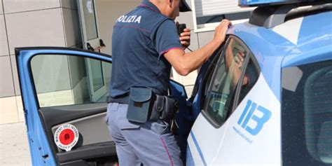 Assurdo A Napoli Armato Di Bastone Minaccia Tutti I Passanti E