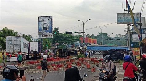 Kecelakaan Di Jalan Lingkar Salatiga Truk Terguling Muatan Botol