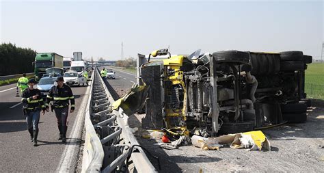 Camion Si Ribalta E Perde Argilla Lautostrada Chiusa Per Ore