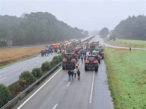 Photos Agriculteurs En Col Re Dans Le Morbihan Les Routes Bloqu Es