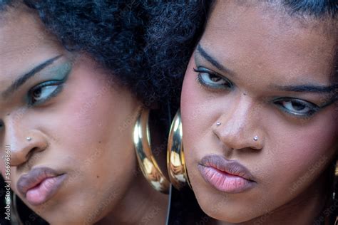 Mujer Joven Latina Con El Pelo Rizado Y Un Vestido De Tirantes De Varios Colores Posando Delante