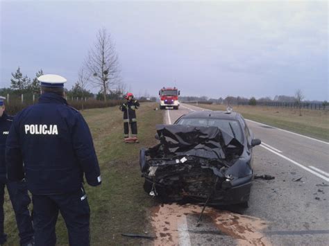 Fiat wjechał w ciągnik Jedna osoba trafiła do szpitala Wiadomości