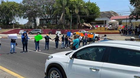 Normalistas De Veracruz Toman La Sev Y Exigen Prioridad En Admisiones