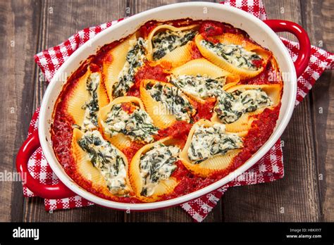 Gef Llte Nudeln Muscheln Mit Spinat Und Ricotta Stockfotografie Alamy