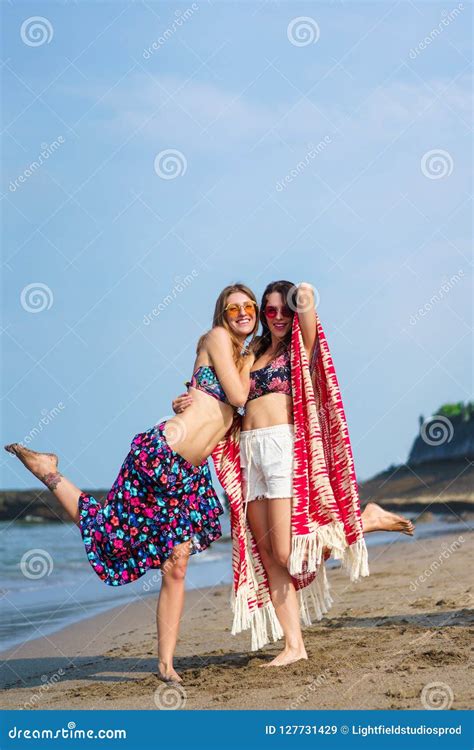 Mujeres Jovenes Felices En El Abarcamiento Del Bikini Imagen De Archivo Imagen De Felicidad