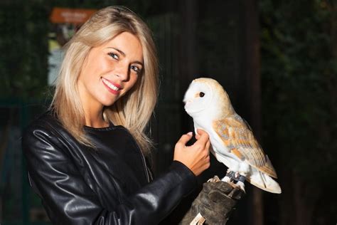 Belle Fille Blonde Caresse Sur Sa Poitrine Une Chouette Effraie Photo Premium