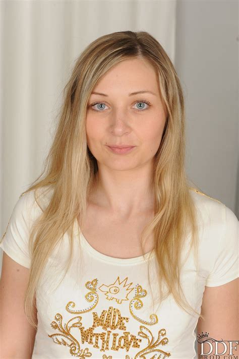 Sweet Blue Eyed Hottie Hannah Posing Naked During Casting Interview In By Day Set Hannah Has