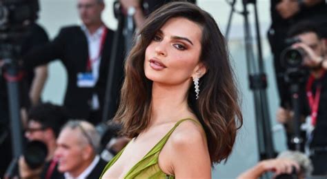 Emily Ratajkowski Exhibe Son Corps Gain Et Tout Bronz Dans Un Mini Bikini String Elle Ne