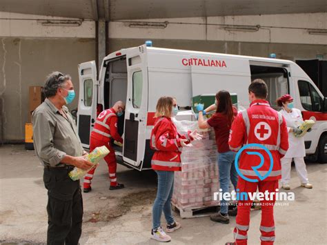 Rieti Dipendenti E Direzione Coop Donano Prodotti Alimentari A Croce