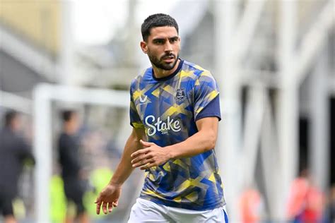 Faris Moumbagna blessé l OM harcèle Neal Maupay