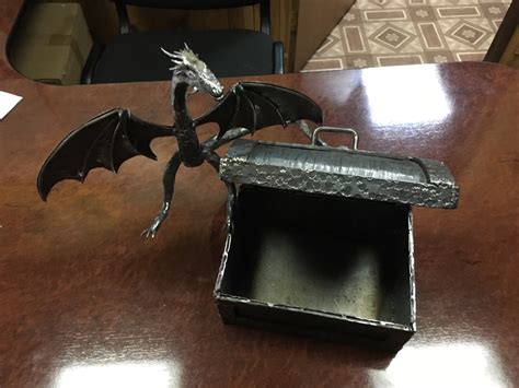 Кований дракон зі скринькою