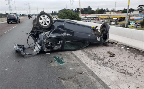 Carro fica completamente destruído após capotamento no Contorno Sul