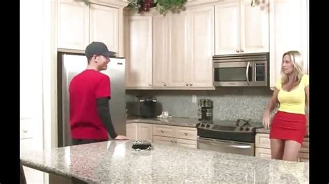 Belle mère salace se fait baiser sa chatte mouillée Porn