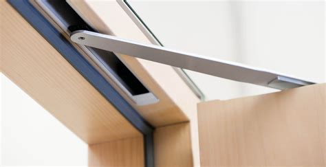 Доводчики для деревянных дверей купить в Москве. Дверной доводчик цена.