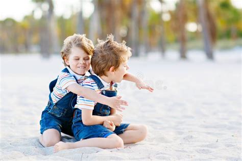 Dwa Małe Dziecko Chłopiec Ma Zabawę Na Tropikalnej Plaży Zdjęcie Stock