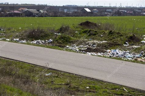 Lleno De Campos De Basura Y Caminos Chimeneas De Basura Y Neum Ticos