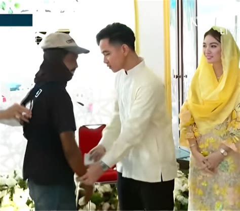 Warga Pakai Kaus Pendukung Ganjar Mahfud Saat Open House Idul Fitri