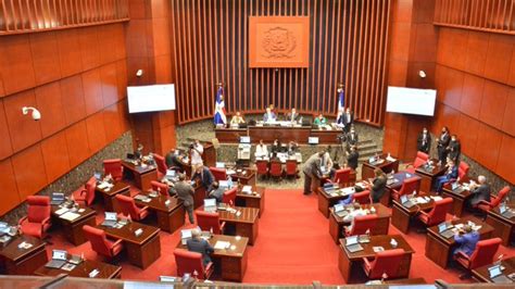 Senadores aprueban proyecto de ley que elimina pago de reinscripción