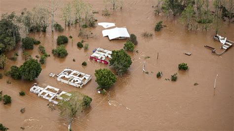 Au Br Sil Un Cyclone Fait Morts Dans Le Sud Du Pays Entre