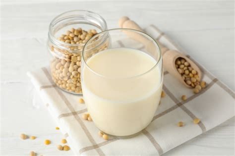 Vaso de leche de soja, semillas de soja. de cerca | Foto Premium