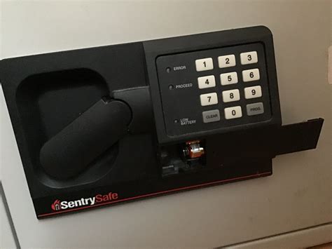 Sentry Safe金庫が開かなくなった時の電池切れの交換方法を教えます | A la japonais