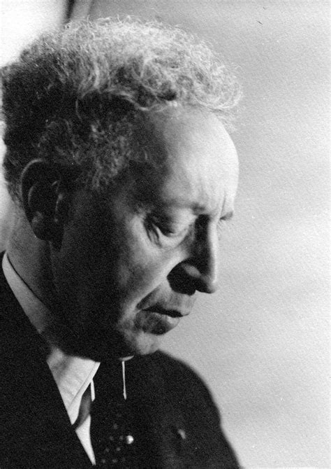 Plano Medio De Arthur Rubinstein Perfil Derecho Mirando Hacia El