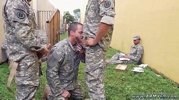 Hombres que se masturban en el día del correo gay del ejército XVIDEOS